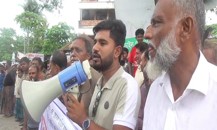 ঘুষ ছাড়া বিদ্যুৎ মেলে না”—ডিজিএমের অপসারণ দাবিতে ক্ষুব্ধ গ্রাহকদের মানববন্ধন