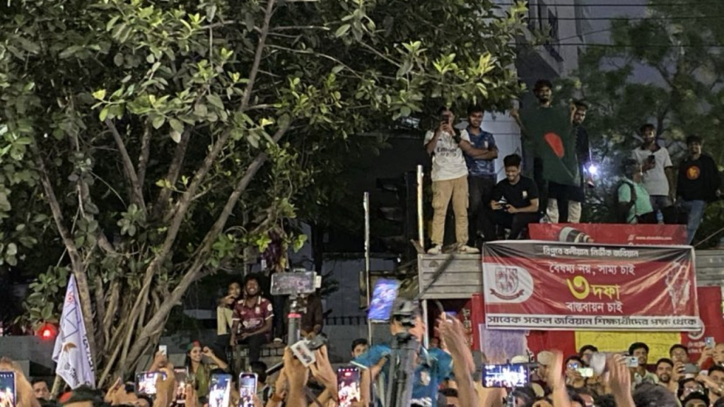 সেই শিক্ষার্থীকে নিয়ে উল্লাসে মাতলেন আন্দোলনকারীরা
