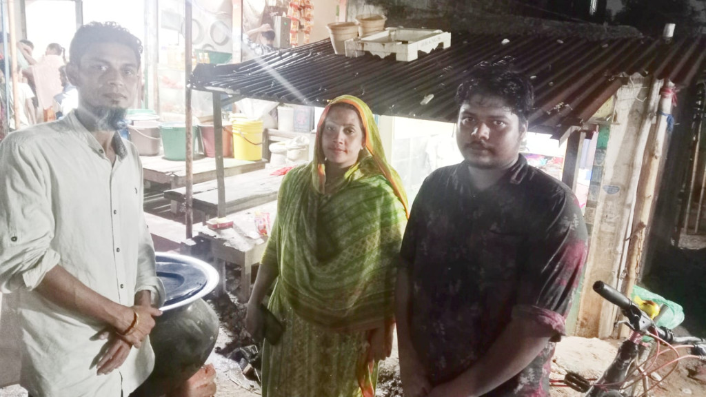 বস্তিবাসীর মাঝে খিচুরি বিতরণ করেন-হস্তশিল্পি কারচুপি ও হ্যান্ড এমব্রয়ডারি শ্রমিক ফেডারেশন