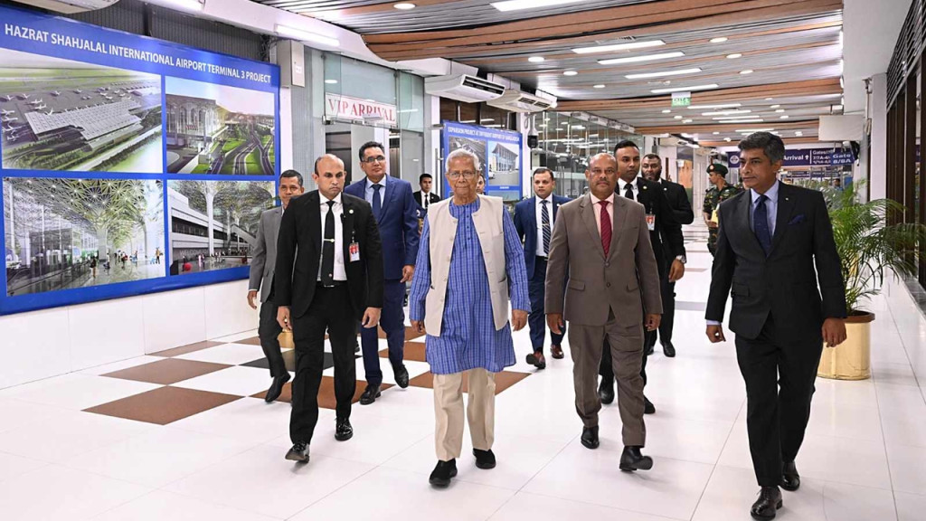 যুক্তরাজ্যের উদ্দেশে দেশ ছাড়লেন প্রধান উপদেষ্টা