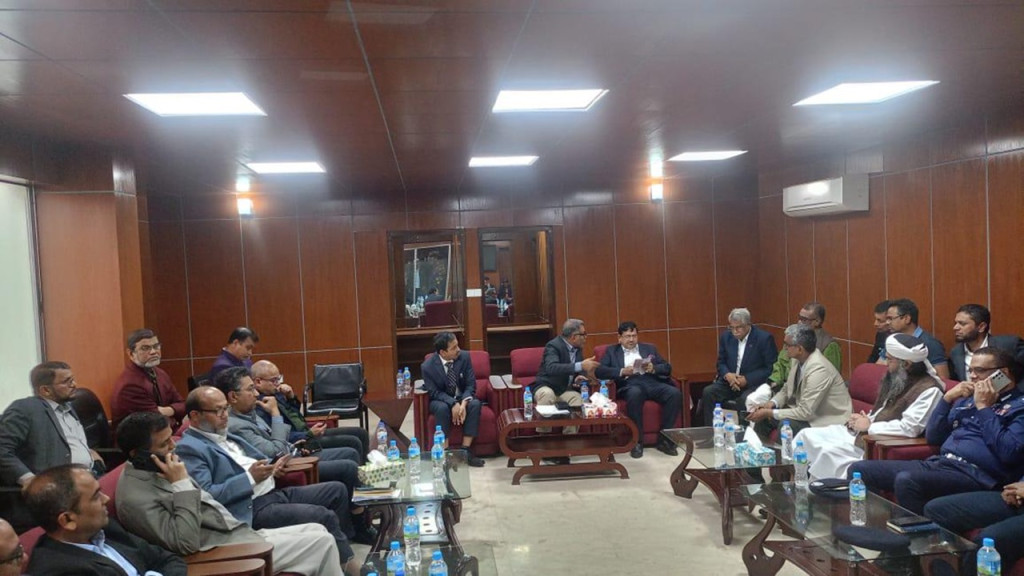 ভিআইপি রুমে দুই ঘণ্টার বৈঠক, সিদ্ধান্ত ছাড়াই বেরিয়ে গেলেন নেতারা