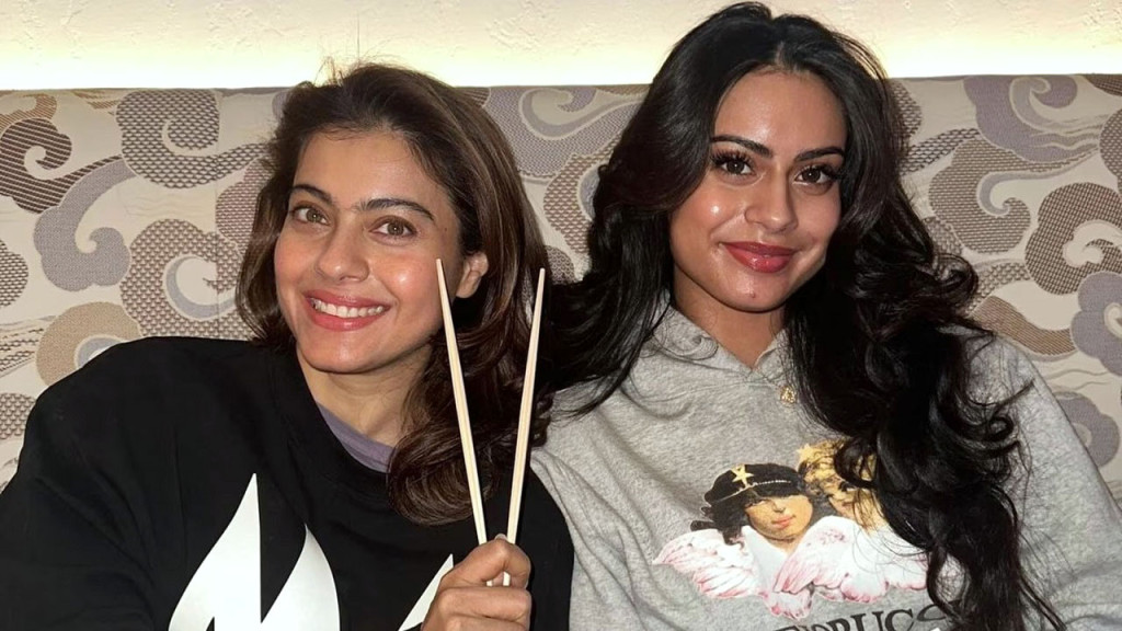 মা-মেয়ে যেন সমবয়সী, কাজলকে দেখে বলছেন নেটিজেনরা