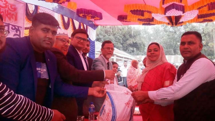 নড়াইলে স্বল্প আয়ের মানুষের মাঝে খাদ্য সহায়তা