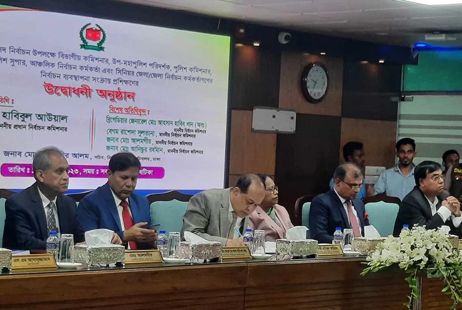 ভোট নিয়ে মাতোয়ারা দেশ, এসপি-ডিসিকে স্বচ্ছতা দৃশ্যমান করার নির্দেশ সিইসির