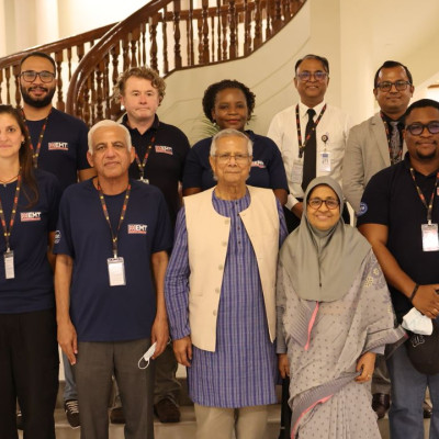 কনসার্ট চলাকালীন ‘তওবা তওবা’ গায়ককে জুতা নিক্ষেপ!