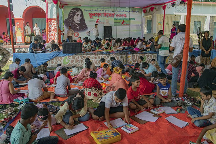 সুলতান উৎসবে শিশু-কিশোররা এঁকেছেন গ্রামা-বাংলার মনোমুগ্ধকর দৃশ্য