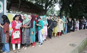 কেন্দ্রে কেন্দ্রে ভোটারদের লম্বা লাইন