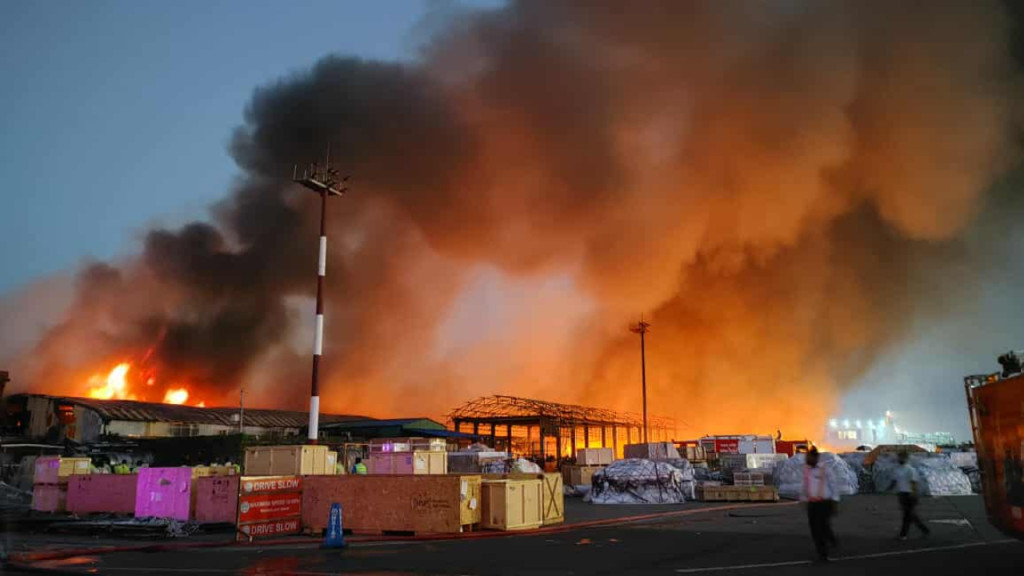 বিমানবন্দরের আগুন সম্পূর্ণ নিয়ন্ত্রণে, নিহত হয়নি কেউ