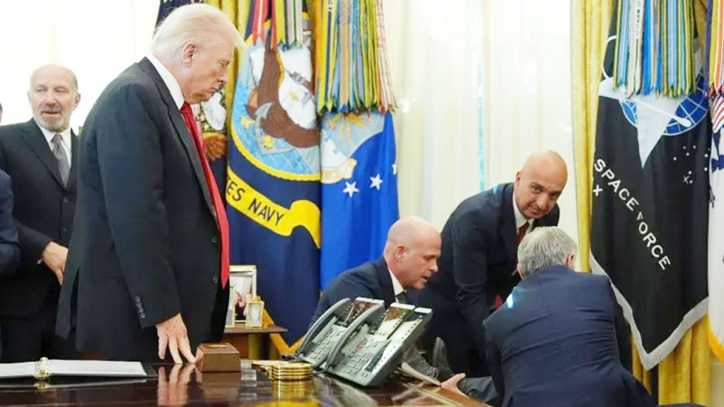 ট্রাম্পের সামনে মাথা ঘুরে পড়ে গেলেন ওষুধ কোম্পানির প্রতিনিধি