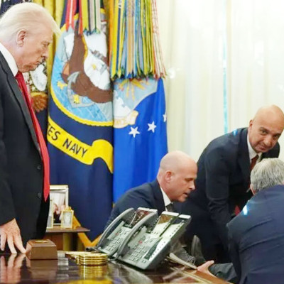 ট্রাম্পের সামনে মাথা ঘুরে পড়ে গেলেন ওষুধ কোম্পানির প্রতিনিধি