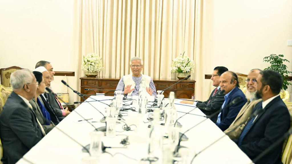 নির্বাচন-গণভোটের প্রস্তুতি সম্পর্কে প্রধান উপদেষ্টাকে অবহিত করলেন সিইসি