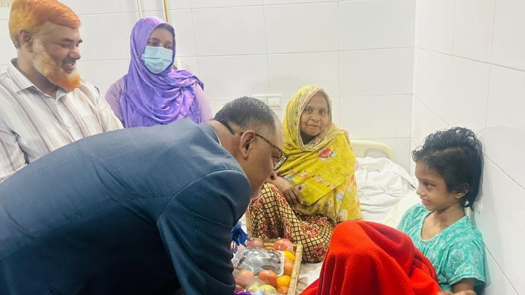 সেই শিশু মোহনাকে দেখতে হাসপাতালে বিমান উপদেষ্টা