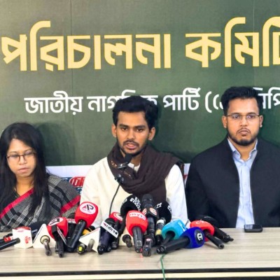 নির্বাচন ঘিরে বেশকিছু জায়গায় অস্ত্রের মজুত হচ্ছে : আসিফ মাহমুদ