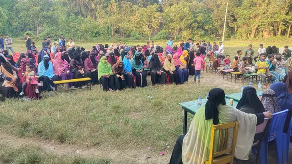 রাউজানে গোলাগুলি-সংঘর্ষ বন্ধের দাবিতে নারীদের সংবাদ সম্মেলন