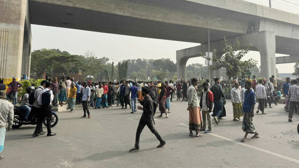 ঢাকায় আজও সড়ক অবরোধ করে বিক্ষোভ করছেন রিকশাচালকরা