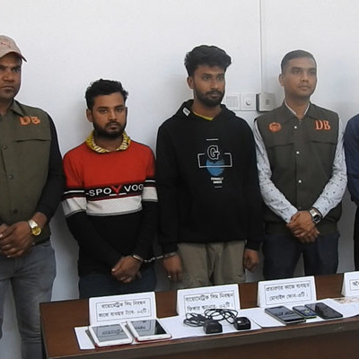 নড়াইলে বিপুল পরিমাণ অবৈধ সিমসহ প্রতারক চক্রের দুই সদস্য গ্রেফতার