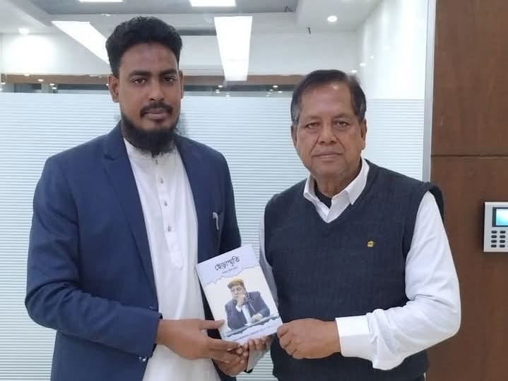 জাতীয় নাগরিক পার্টির সদস্য সচিব আক্তার হোসেনকে "ছেঁড়াস্মৃতি" বই উপহার দিলেন- আব্দুর রউফ মান্নান