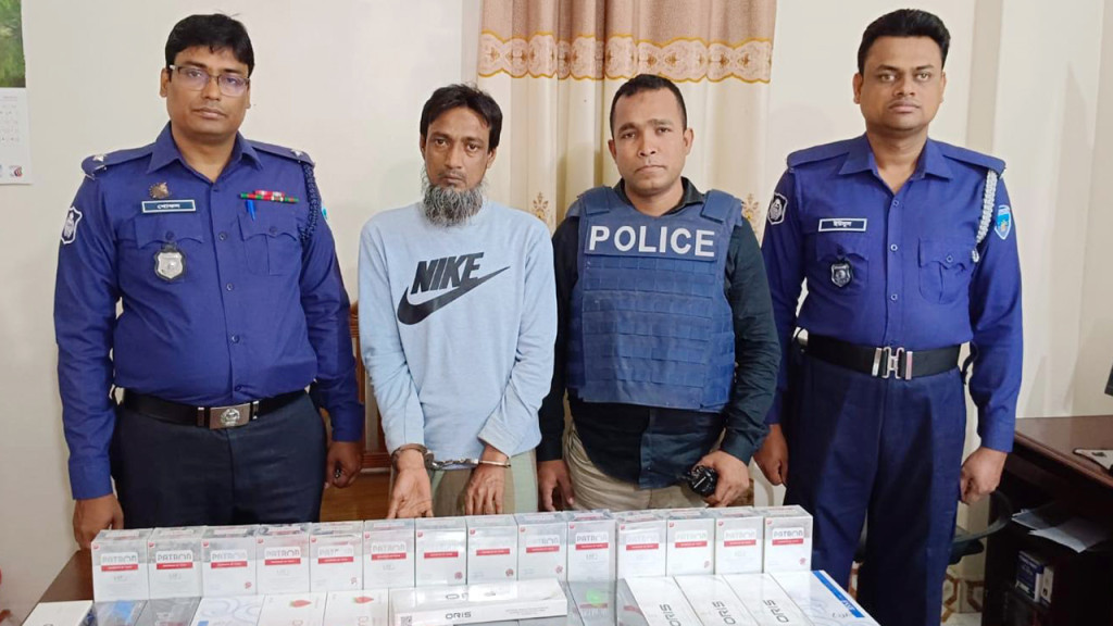 ৬০৮ কার্টন বিদেশি সিগারেটসহ চোরাকারবারি আটক