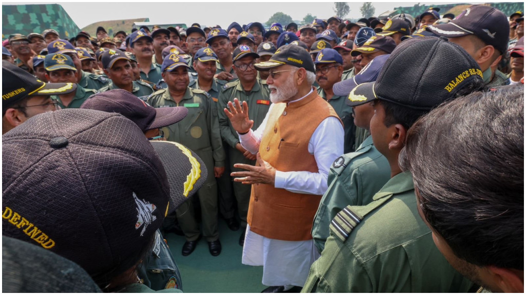 পাকিস্তানের হামলা চালানো বিমানঘাঁটিতে গেলেন মোদি
