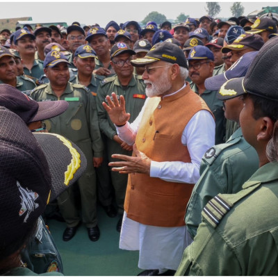 পাকিস্তানের হামলা চালানো বিমানঘাঁটিতে গেলেন মোদি
