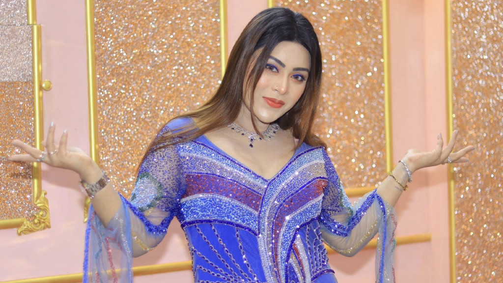 মঞ্চ মাতিয়ে সমালোচনার শিকার মিষ্টি জান্নাত