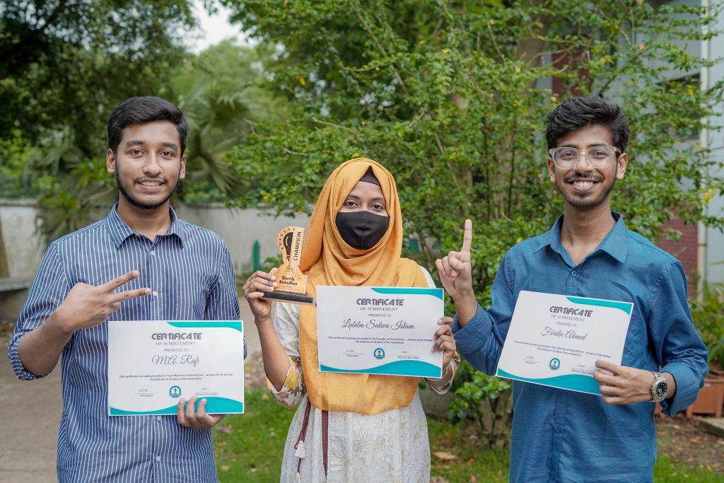 স্টার্টআপ স্ম্যাকডাউন’ প্রতিযোগিতার চ্যাম্পিয়ন টিম ‘পাওয়ারপিচার্স