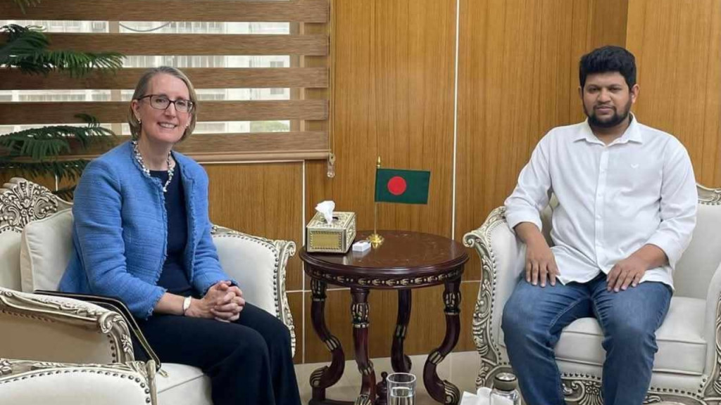 তথ্য উপদেষ্টার সঙ্গে ব্রিটিশ দূতের সাক্ষাৎ