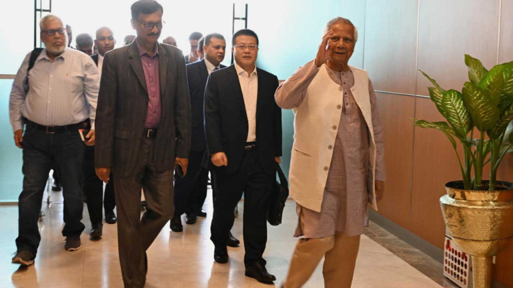 চীনের উদ্দেশে ঢাকা ছেড়েছেন প্রধান উপদেষ্টা