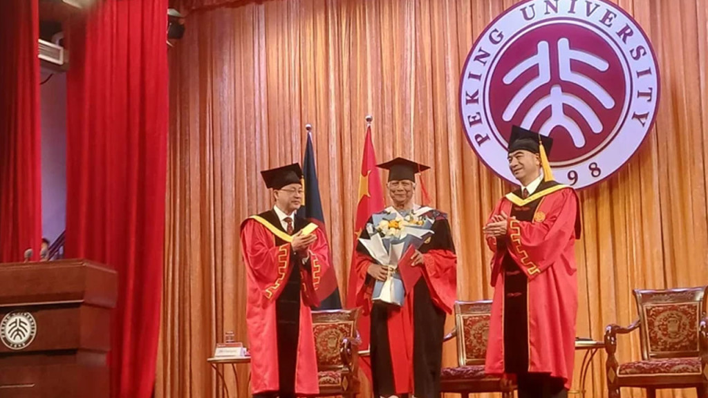 অধ্যাপক ইউনূসকে সম্মানসূচক ডক্টরেট ডিগ্রি দিল পিকিং বিশ্ববিদ্যালয়