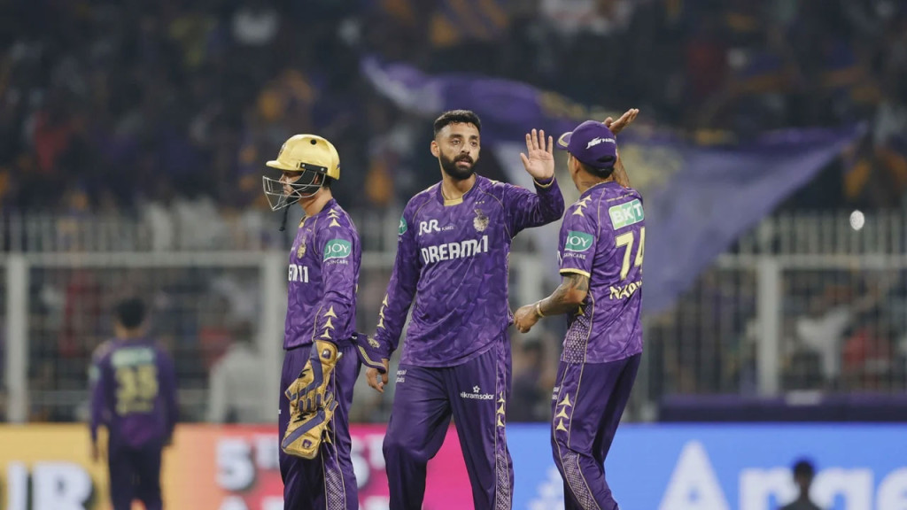 আইপিএলের মাঝেই ‘খ্যাপ’ মারলেন কলকাতার রহস্য স্পিনার