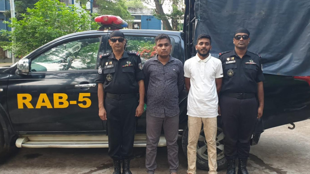 র‍‍্যাব পরিচয়ে ফাঁসাতেন চাকরিপ্রত্যাশীদের, এবার ফাঁসলেন নিজেরাই