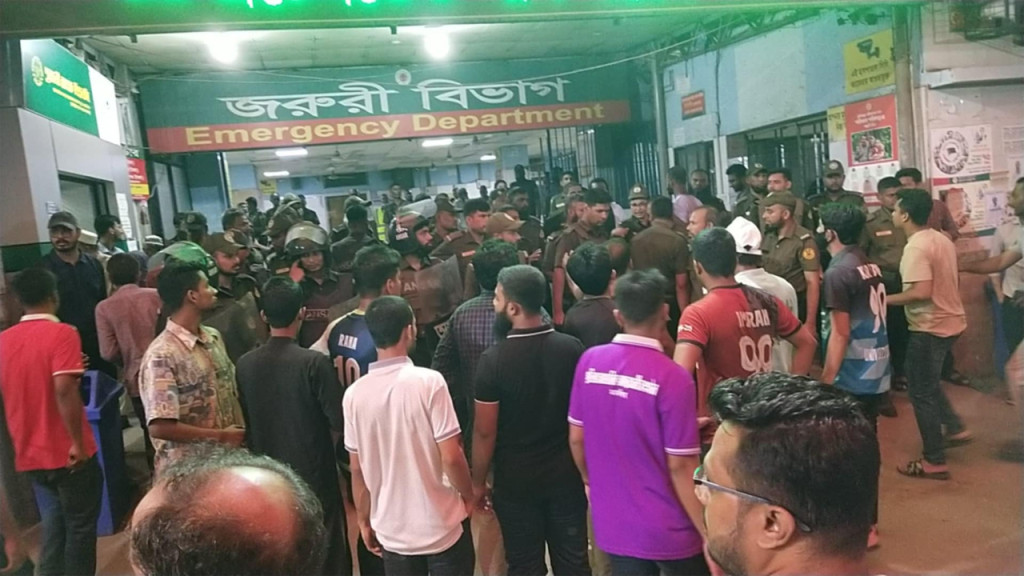 ঢামেকে দফায় দফায় হামলা, আতঙ্কে রোগী-স্বজনরা