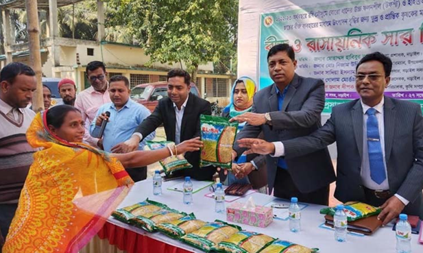 নড়াইলে কৃষকদের মাঝে বীজ- সার বিতরণ