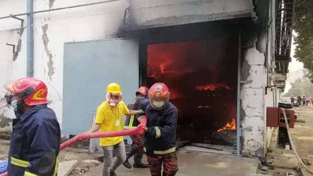 গাজীপুরে টেক্সটাইল কারখানার গুদামে আগুন