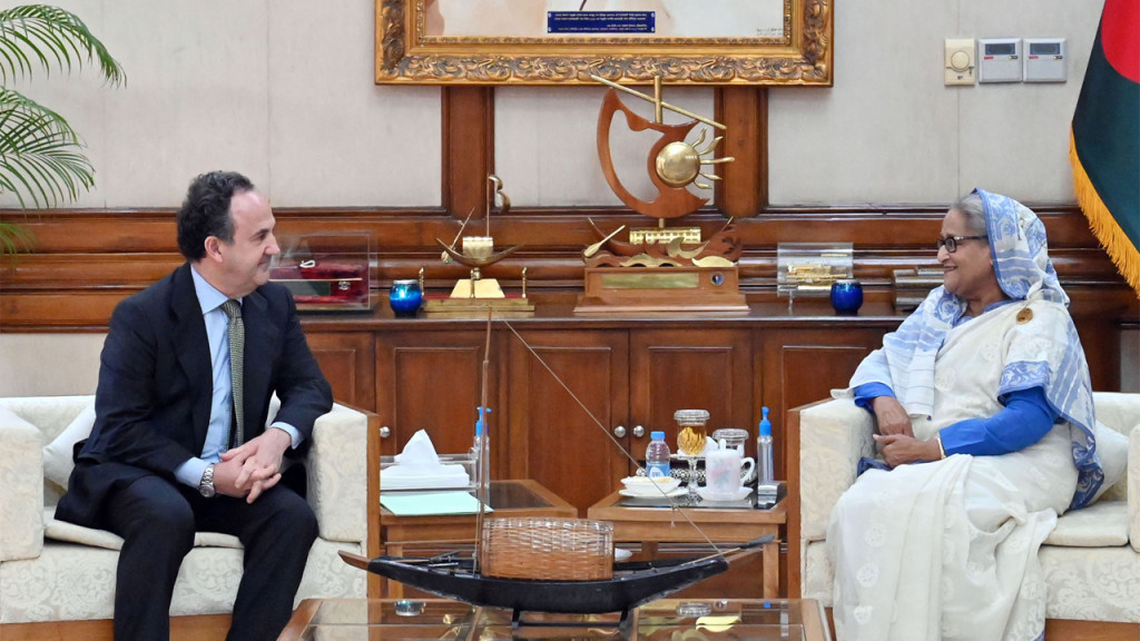 বিয়ের দাবিতে বাড়িতে আসা তরুণীকে নিয়ে লাপাত্তা ছাত্রলীগ নেতা