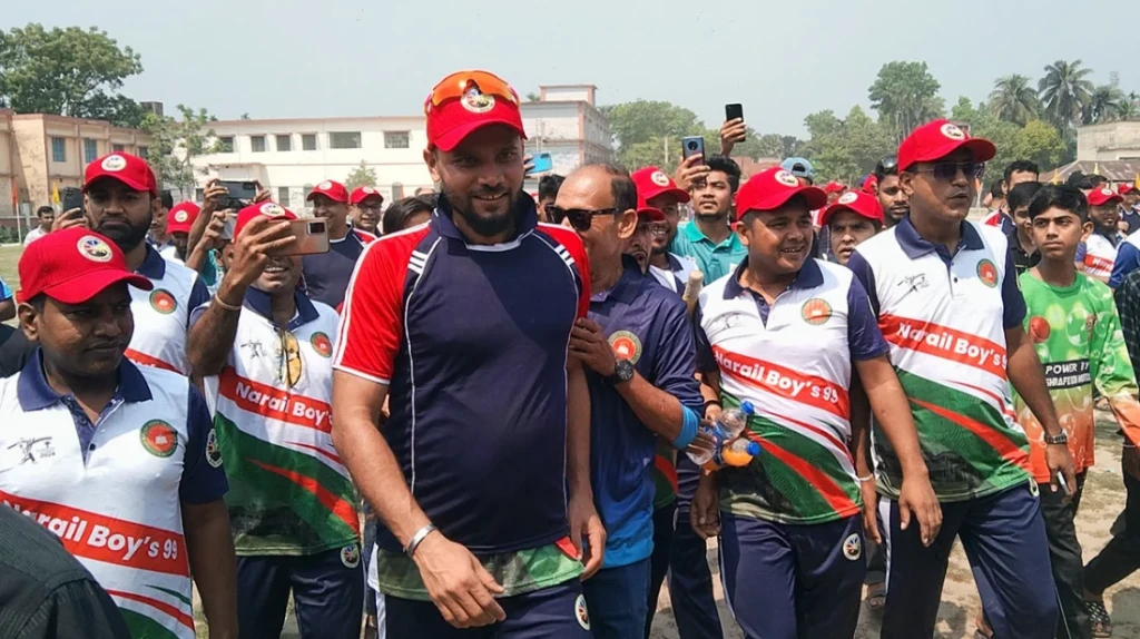 নড়াইলে বন্ধুদের সঙ্গে ক্রিকেট খেললেন মাশরাফী