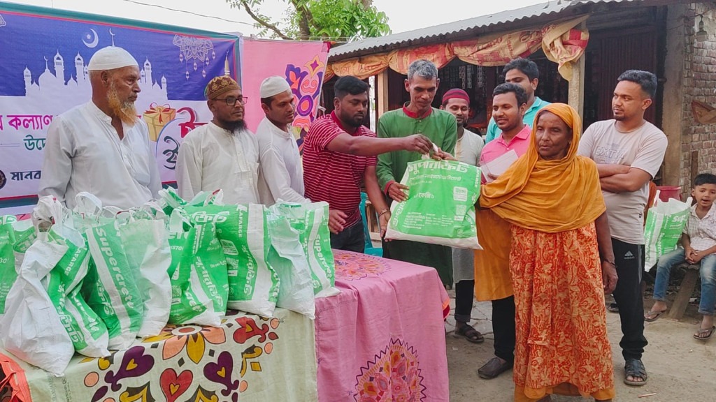 পাবনায় মানব কল্যাণ ফাউন্ডেশনের পক্ষ থেকে ঈদ উপহার বিতরণ