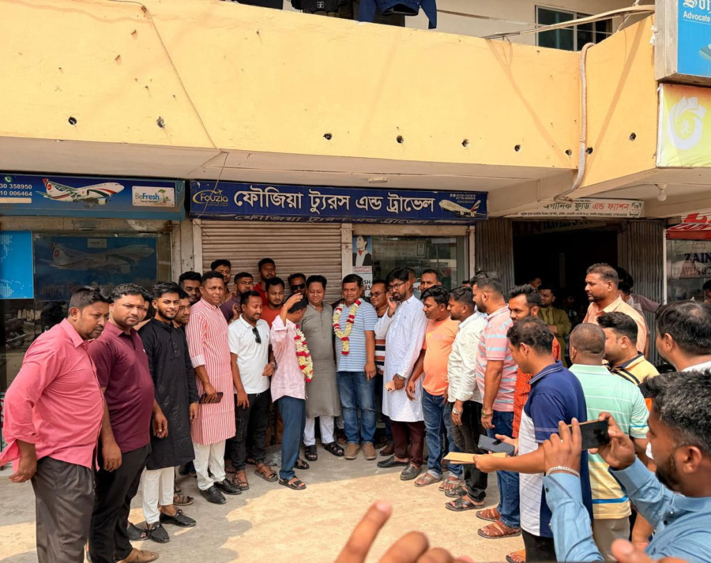 নেতাকর্মীদের ভালোবাসায় সিক্ত হলেন  সেচ্ছাসেবকদলের নেতা ফখরুল ইসলাম রবিন