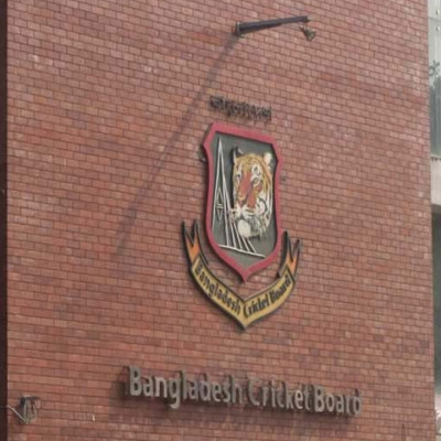 ‘সিদ্ধান্ত নিতে হবে আমরা মানুষের পাশে থাকব নাকি সুযোগ-সুবিধার পক্ষে’