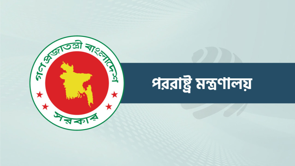 রাইসির জানাজা পড়ালেন খামেনি