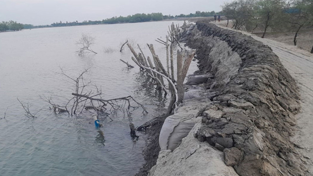 ঝুঁকিপূর্ণ বেড়িবাঁধ নিয়ে দুশ্চিন্তায় হাতিয়ার মানুষ