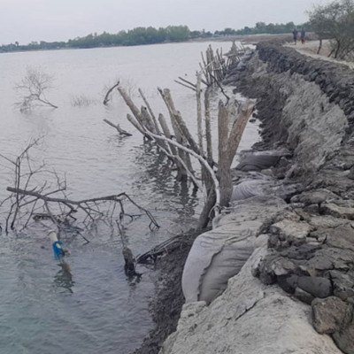 ঝুঁকিপূর্ণ বেড়িবাঁধ নিয়ে দুশ্চিন্তায় হাতিয়ার মানুষ