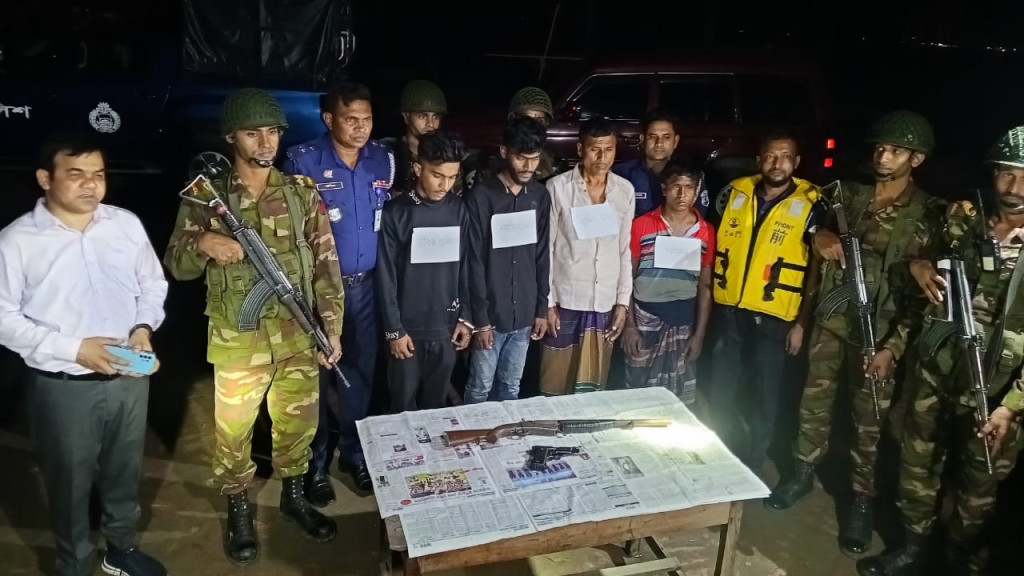 দৌলতদিয়ার পদ্মায় যৌথ অভিযান, অস্ত্রসহ আটক ৪