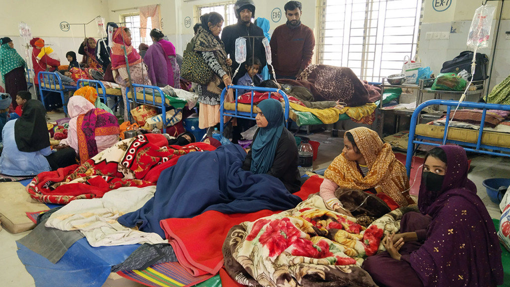 বরিশাল জেনারেল হাসপাতালে মেঝেতেই চলছে ডায়রিয়ার চিকিৎসা