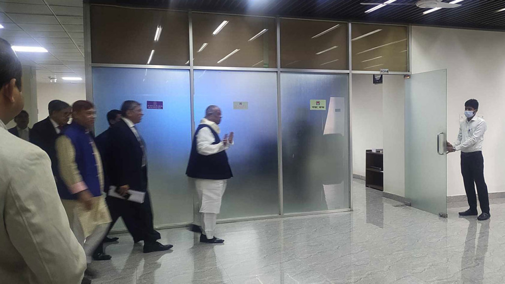 আচরণবিধি লঙ্ঘন : ব্যাখ্যা দিতে এসে সাংবাদিকদের এড়িয়ে গেলেন আমু