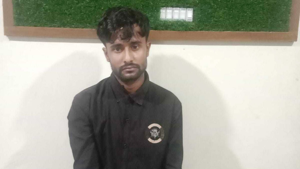 অটোরিকশা ছিনতাই করতে চালককে গলা কেটে হত্যা