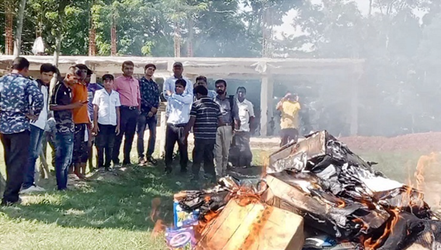 নড়াইলে মেয়াদোত্তীর্ণ সার জব্দ, পুড়িয়ে ধ্বংস