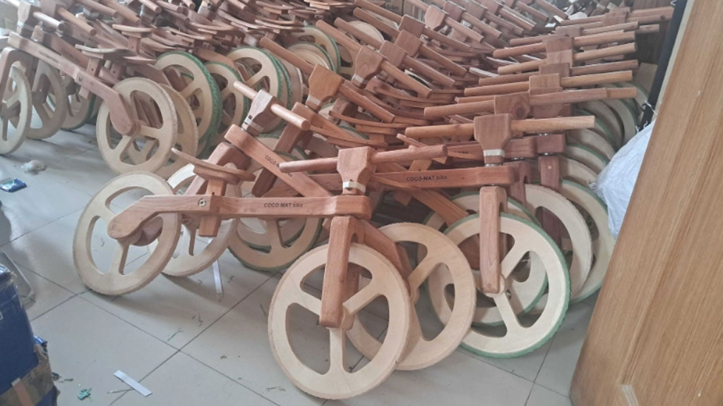 বাগেরহাটে তৈরি কাঠের সাইকেল যাচ্ছে ইউরোপ