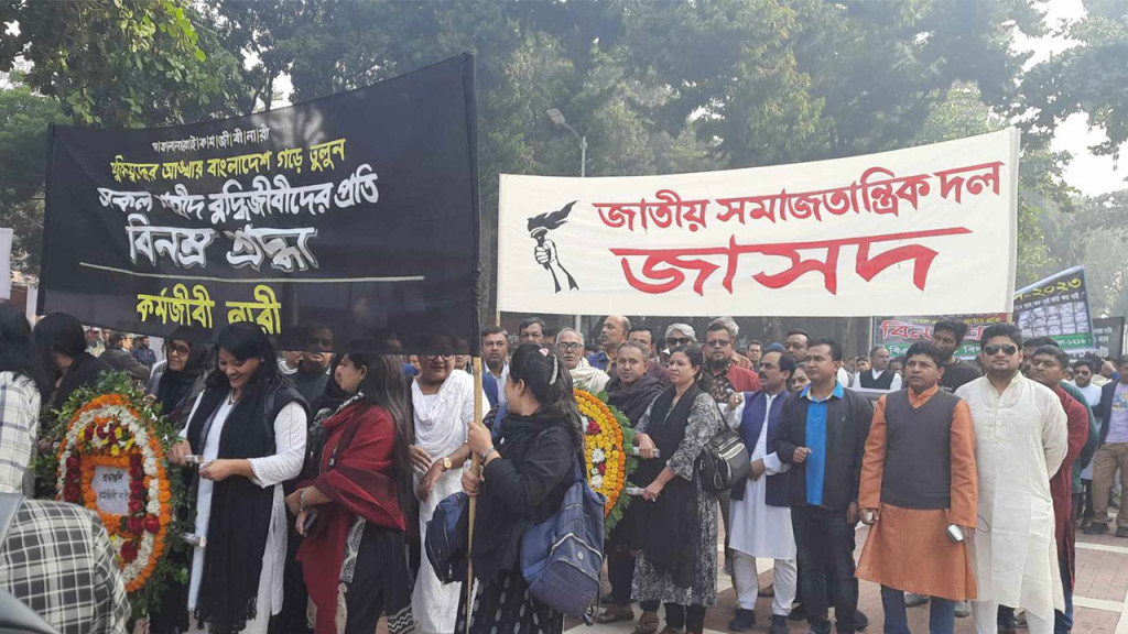 হাতে লেখা ব্যানার দেখলে মনে পড়ে পুরোনো মিছিল-মিটিংয়ের কথা