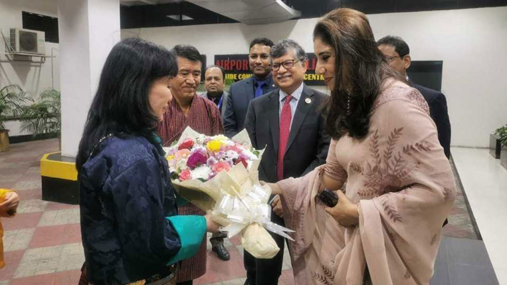 ঢাকায় কয়েক ঘণ্টার যাত্রা‌বির‌তিতে ভুটানের ‘কুইন মাদার’